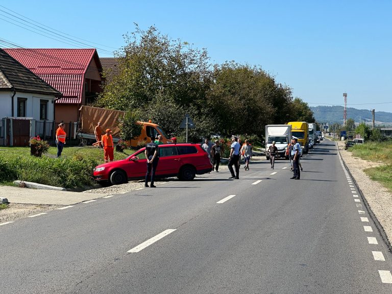 FOTO: Impact între două mașini din cauza neacordării de prioritate