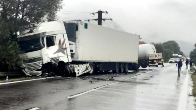 FOTO: Cisternă încărcată cu GPL, implicată într-un accident pe Valea Oltului
