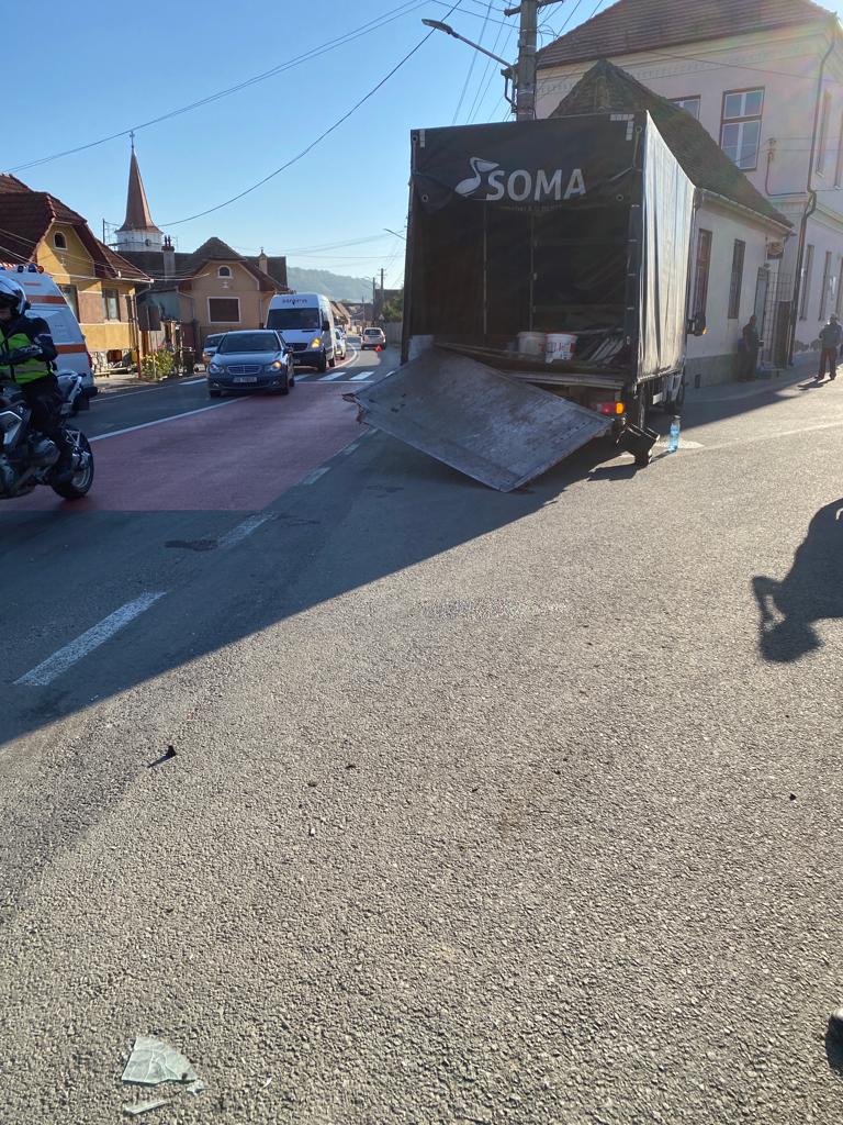 FOTO: Bărbat aflat pe exteriorul unei autospeciale de colectare deșeuri, rănit într-un accident în lanț