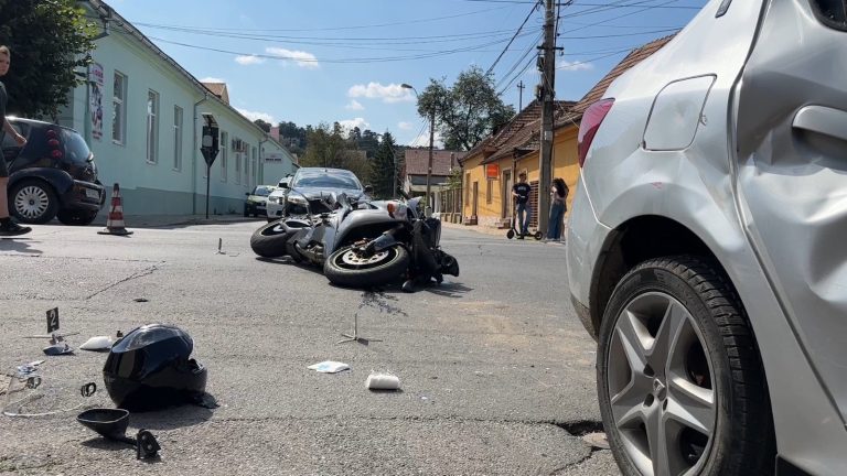 FOTO: Două victime după ce un șofer de 71 de ani nu a acordat prioritate unei motociclete