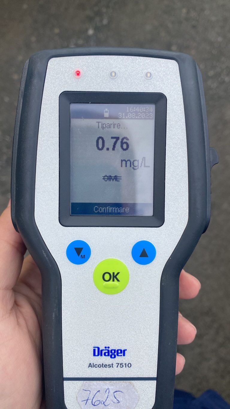 FOTO: Șoferul unui camion, prins băut la volan pe Valea Oltului