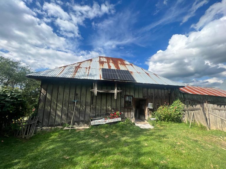 FOTO: Asociația Energia Inteligentă a „dus” energia electrică în 5 gospodării izolate din Munții Bârgăului