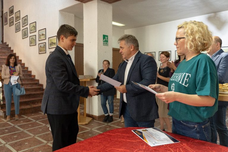 FOTO: Elevii din Mediaș cu medii mari la BAC și Evaluarea Națională au fost premiați de municipalitate