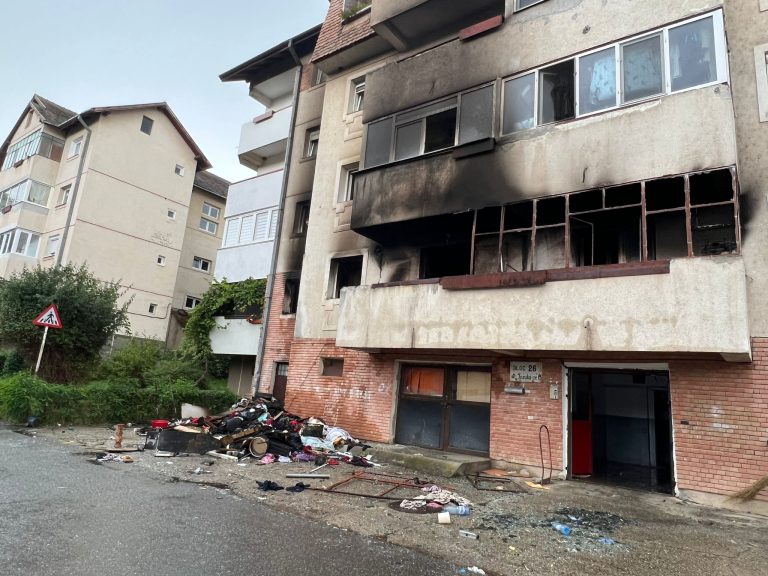 FOTO: Două persoane decedate, 16 apartamente și 5 autoturisme afectate în urma exploziei din Sibiu