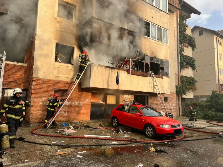 FOTO/VIDEO : Explozie puternică într-un apartament din Sibiu. Zeci de persoane au fost evacuate/UPDATE: Două persoane au murit în urma exploziei
