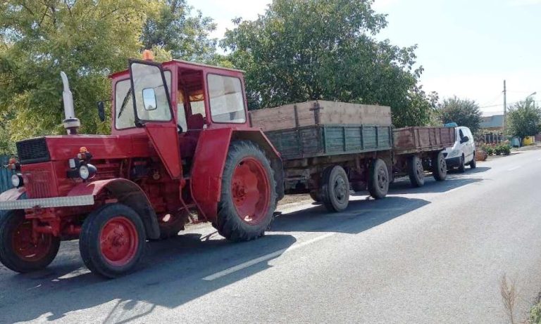Bărbat din Sadu fără permis și beat, la plimbare cu tractorul
