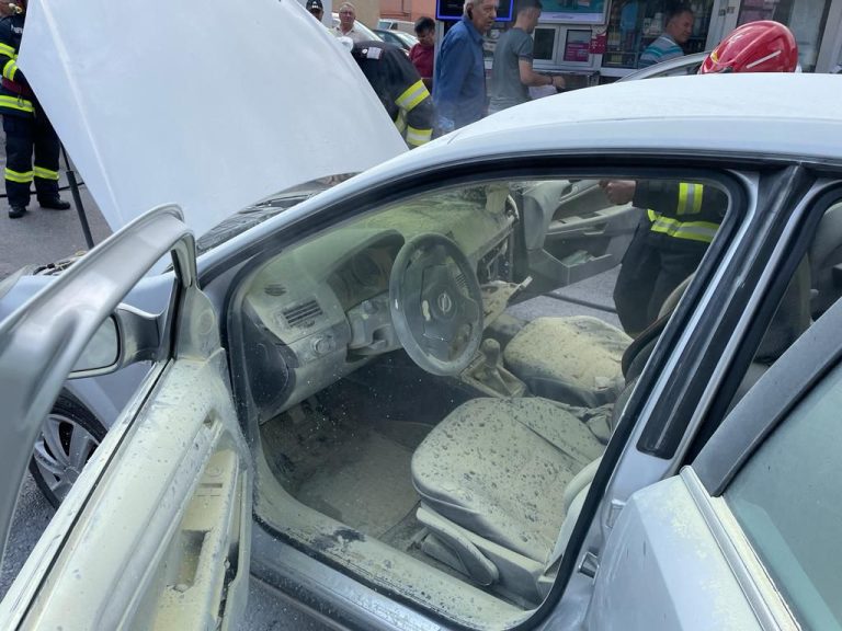 FOTO: Incendiu la un autoturism. Pompierii au intervenit de urgență