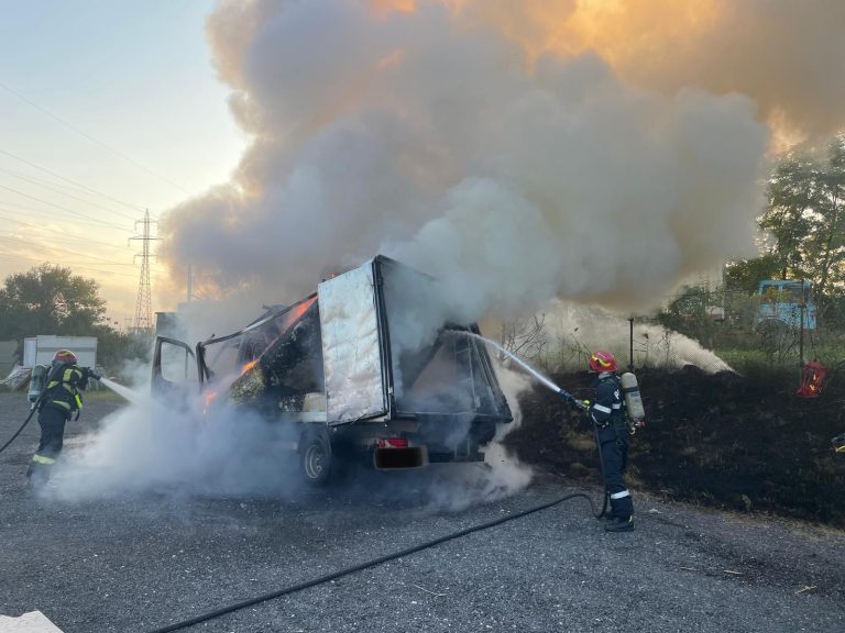 FOTO: Autoutilitară distrusă de un incendiu, în Sibiu