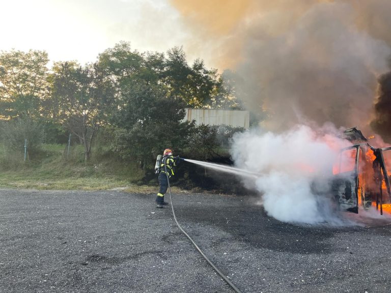 Autoutilitară cuprinsă de flăcări. Care a fost cauza incendiului
