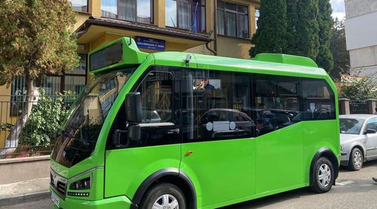 Consiliul Județean Sibiu vrea să cumpere 13 microbuze electrice pentru școli