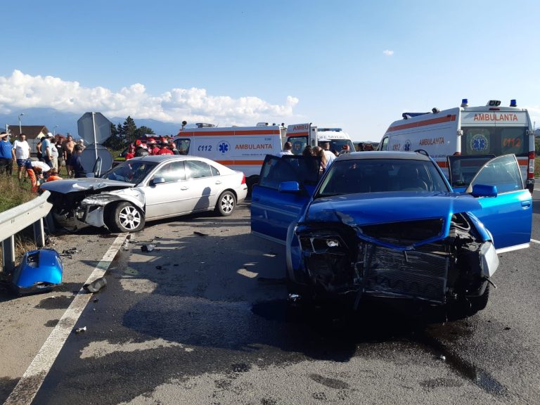 FOTO: 4 răniți într-un accident rutier în zona Veștem. O femeie însărcinată și doi minori, printre victime