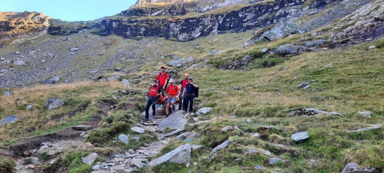 FOTO: Salvamont Sibiu, în ajutorul unei tinere de 11 ani