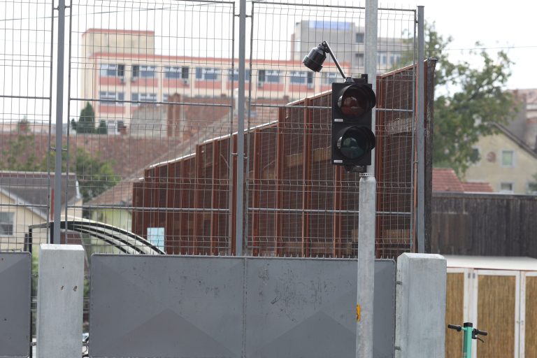 FOTO: Semafoare cu buton montate lângă școlile din Sibiu