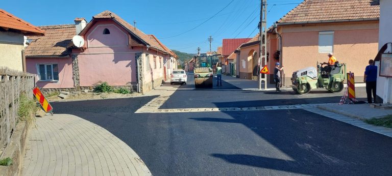 FOTO: 10 străzi din Agârbiciu au fost asfaltate. Urmează 7 străzi în Axente Sever