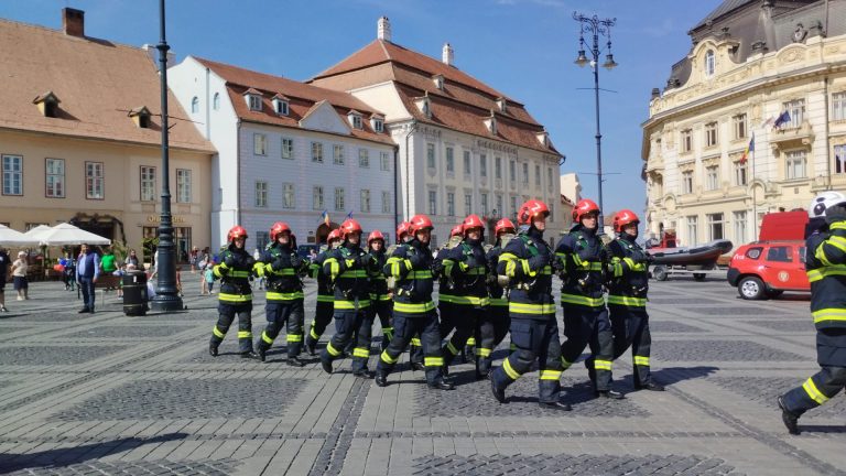 Foto: Zi emoționantă pentru pompierii sibieni. Care a fost atmosfera din Piața Mare