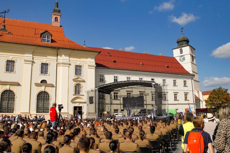 Ce spun studenții la început de an universitar. Sute de tineri s-au adunat la deschiderea oficială din Piața Mare