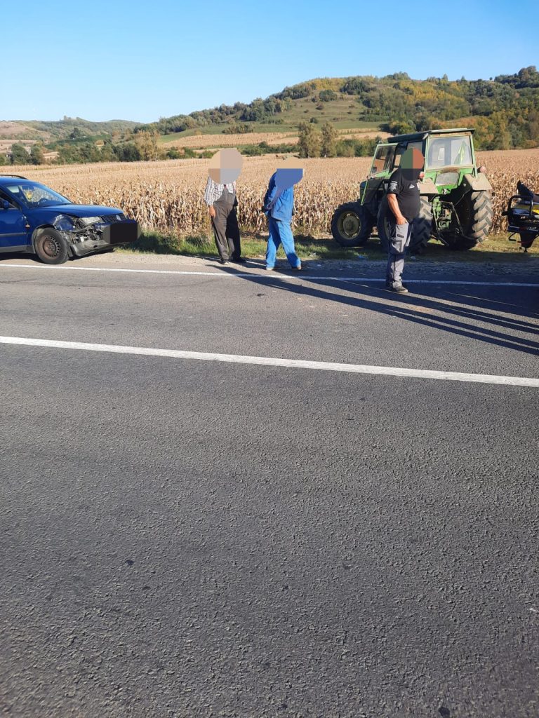 FOTO: 3 persoane, printre care un copil de 5 luni, rănite din cauza unui tractorist