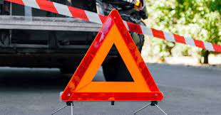 Un șofer de 75 de ani nu s-a asigurat și s-a izbit de un autobuz