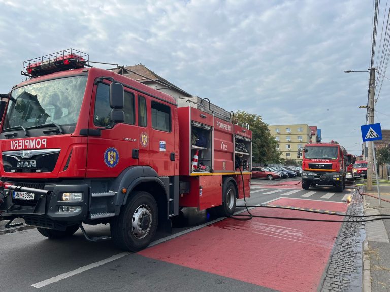Incendiu la un autoturism în parcarea unui centru comercial