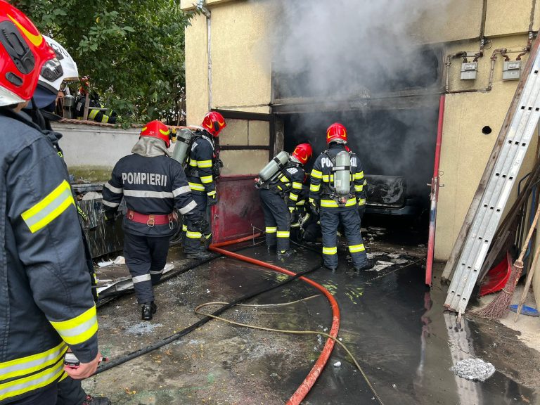 FOTO: Un autoturism aflat într-un garaj a luat foc, în Sibiu/UPDATE: Incendiul a fost stins