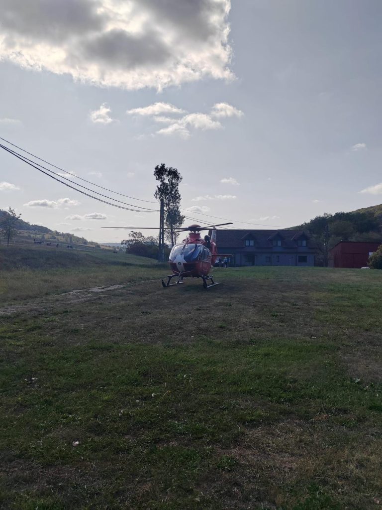 FOTO/VIDEO: Bărbat rănit grav după ce a căzut de la înălțime, preluat de elicopterul SMURD
