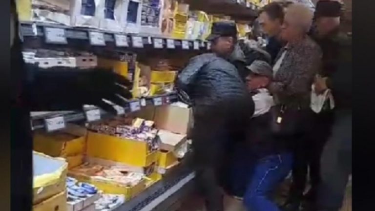 FOTO/VIDEO: Bătaie și îmbrânceli într-un supermarket pentru cașcaval la promoție