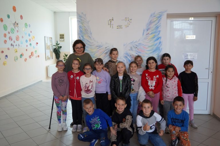 FOTO: Doamna Gina, cea mai iubită învățătoare din Șeica Mare, le pune aripi elevilor săi