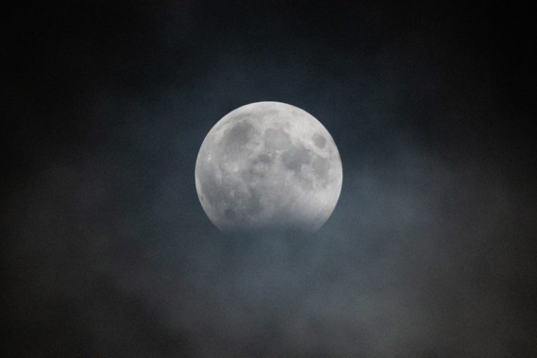 FOTO: Cum s-a văzut eclipsa parțială de Lună de sâmbătă noaptea