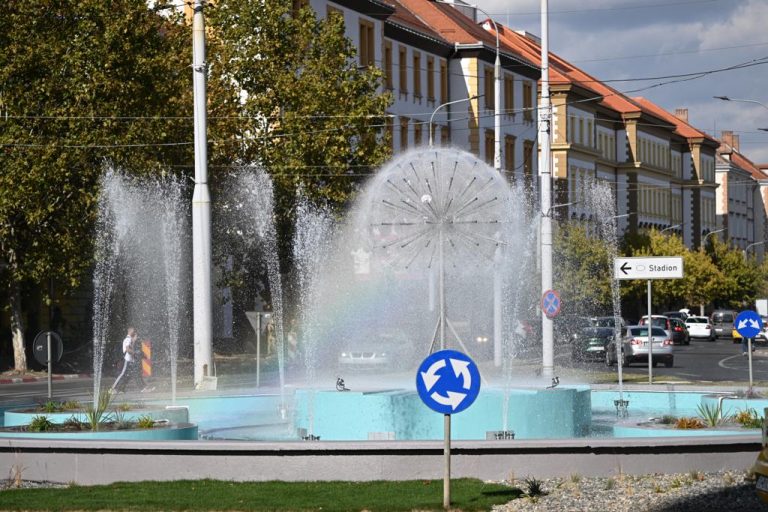 Fântâna arteziană din Piața Aurel Vlaicu funcționează din nou