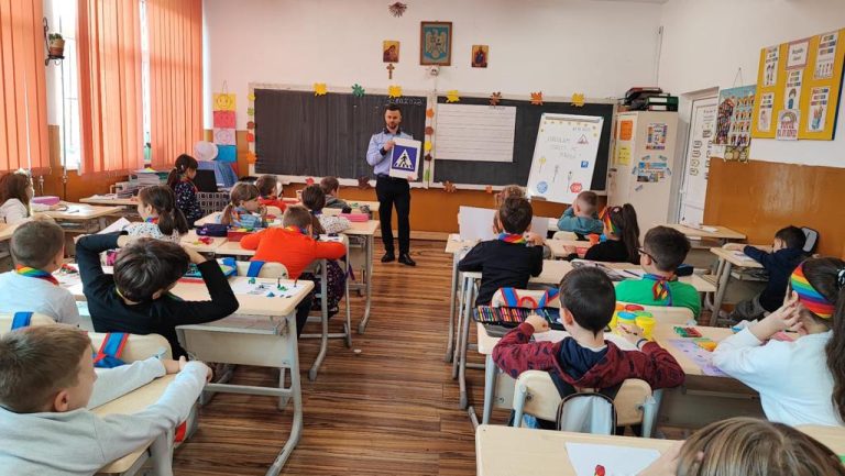 FOTO: Polițiștii sibieni, în școlile din județ. Le-au vorbit copiilor despre prevenirea consumului de droguri, tutun, bullying-ul și cyberbullying