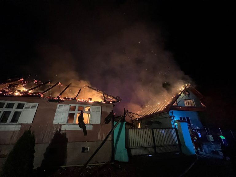 FOTO/VIDEO: Incendiu devastator la Boița. Ard două case și o anexă/UPDATE: Un bărbat a fost găsit decedat