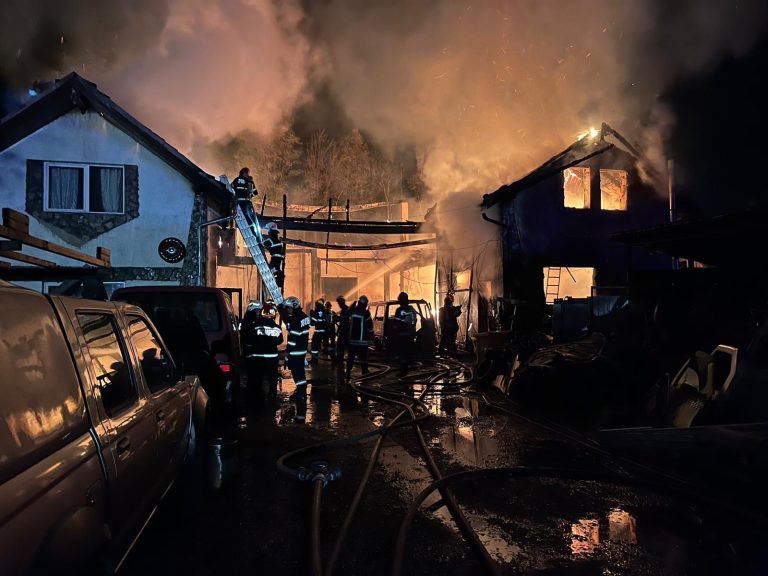 FOTO: Două case și o anexă cuprinse de un incendiu, în Sibiu