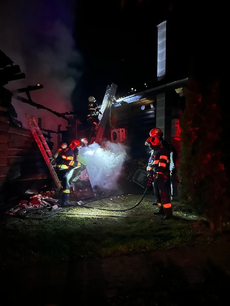 FOTO: Anexă distrusă de un incendiu, pe Valea Avrigului