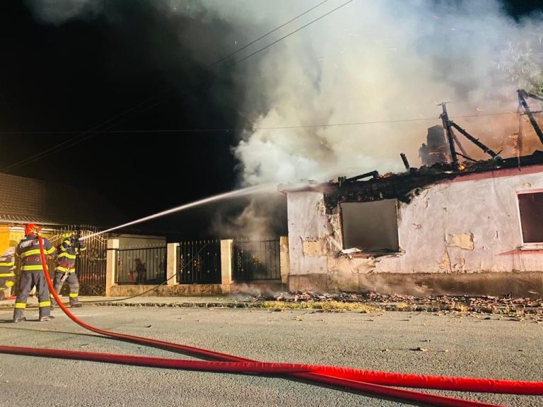 FOTO: Arde o casă în Copșa Mică. Mai multe echipaje ale pompierilor intervin de urgență / UPDATE: Casa a fost distrusă în urma incendiului