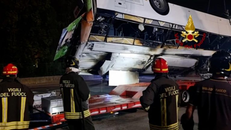 FOTO: O familie de români a murit în accidentul de autocar din Italia