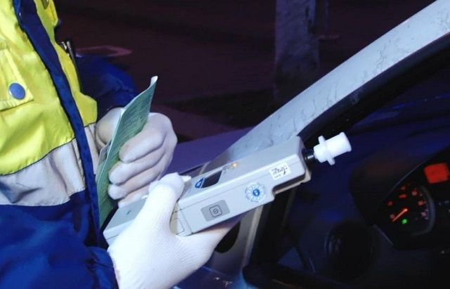 Cu o alcoolemie de peste 1 la mie, un șofer a lovit un autoturism parcat