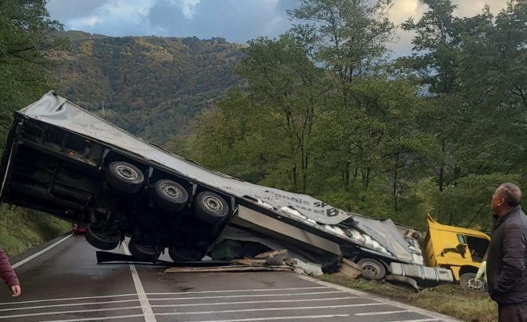 FOTO: Trafic blocat complet pe Valea Oltului. Un TIR s-a răsturnat pe șosea