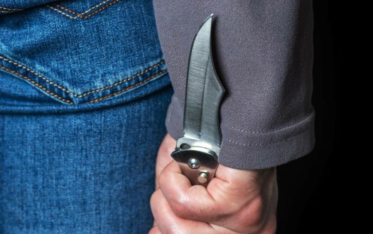 VIDEO – ALERTĂ ÎN SIBIU: Un bărbat amenința trecătorii cu un cuțit. Individul a distrus anvelopele unor autoturisme