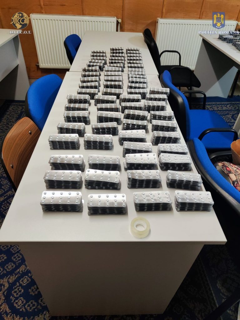 FOTO: Vâlcean prins cu aproape 30.000 de pastile de Alprazolam, substanță prezentă în compoziția Xanax-ului