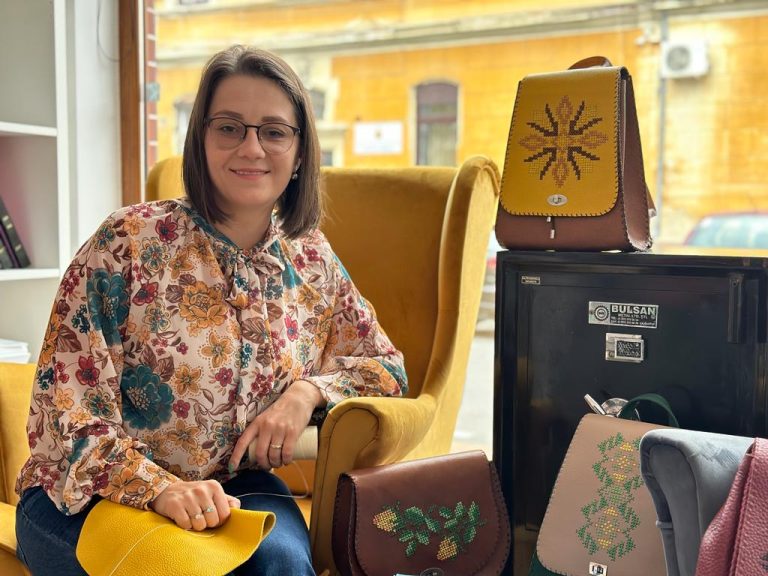 Genți cusute manual și cu gândul la bunici, făurite la Sibiu: “Așa cum făceau bunicile noastre pe vremuri, o șezătoare în familie!”