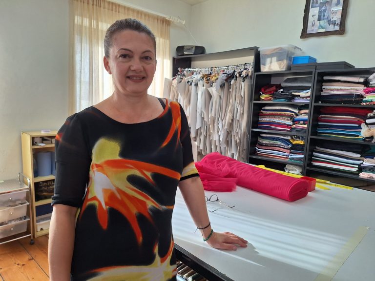 Elena Mohanu, artistul ce “croiește” personalitatea fiecăruia: “Satisfacția e imensă când văd bucuria de pe chipul clientelor mele!”