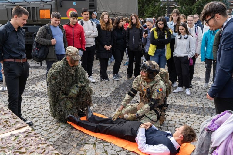 FOTO: 400 de elevi din Mediaș, la Ziua Armatei României în Școli