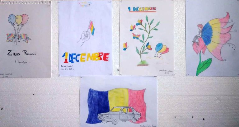 FOTO: Români în costume populare și brad împodobit cu globuri tricolore la Liceul Teoretic „Axente Sever” din Mediaș