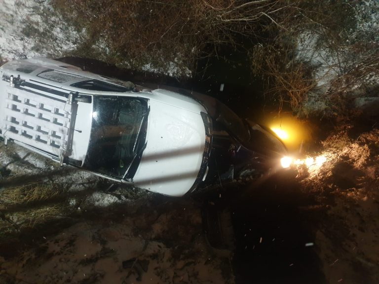 FOTO: O mașină a ieșit de pe șosea, în Dealul Dăii. Un alt autoturism a lovit mașina după câteva minute