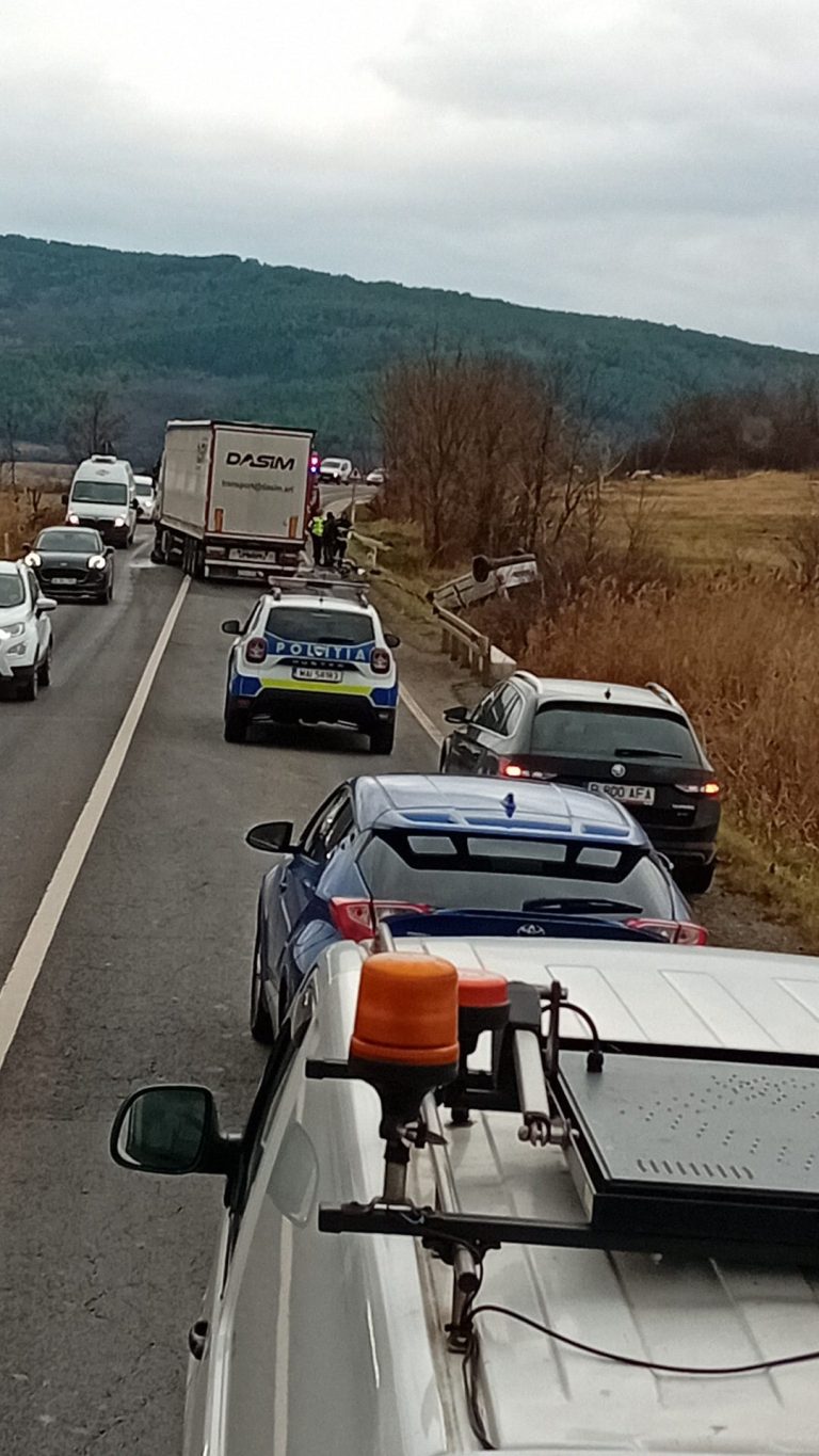 FOTO: O mașină a intrat pe contrasens, s-a izbit violent de un TIR și s-a răsturnat, pe DN 14