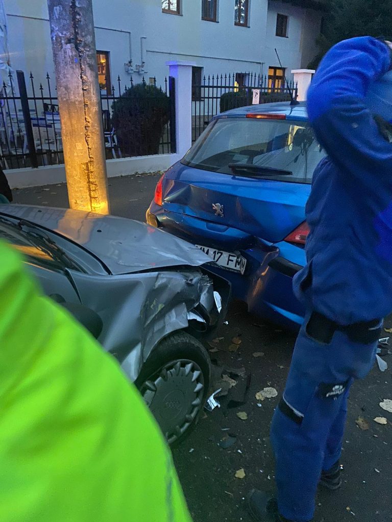 FOTO: Accident cu 3 autoturisme, în Sibiu. Două persoane au fost transportate la spital