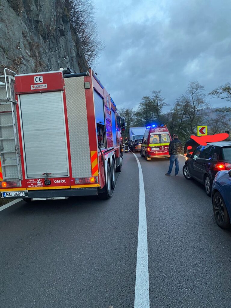 FOTO: Șofer din Sibiu, implicat într-un accident pe Valea Oltului