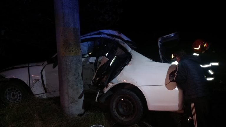 FOTO: 4 răniți după ce o mașină s-a izbit violent de un stâlp. Un tânăr de 16 ani e în stare critică
