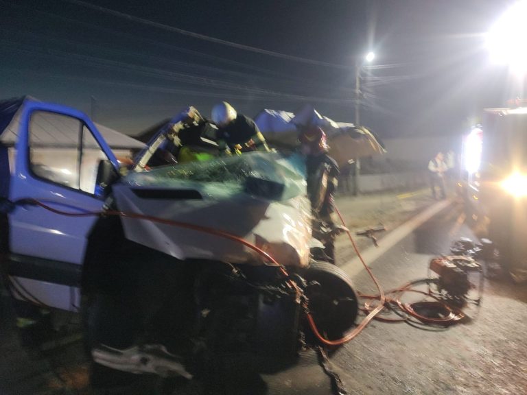 FOTO: Accident mortal pe Valea Oltului. Impact între o autoutilitară și un autocamion