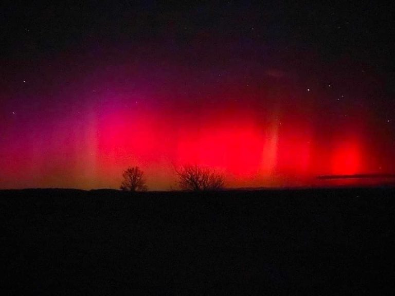 FOTO SPECTACULOS: Aurora Boreală observată în România, duminică seara